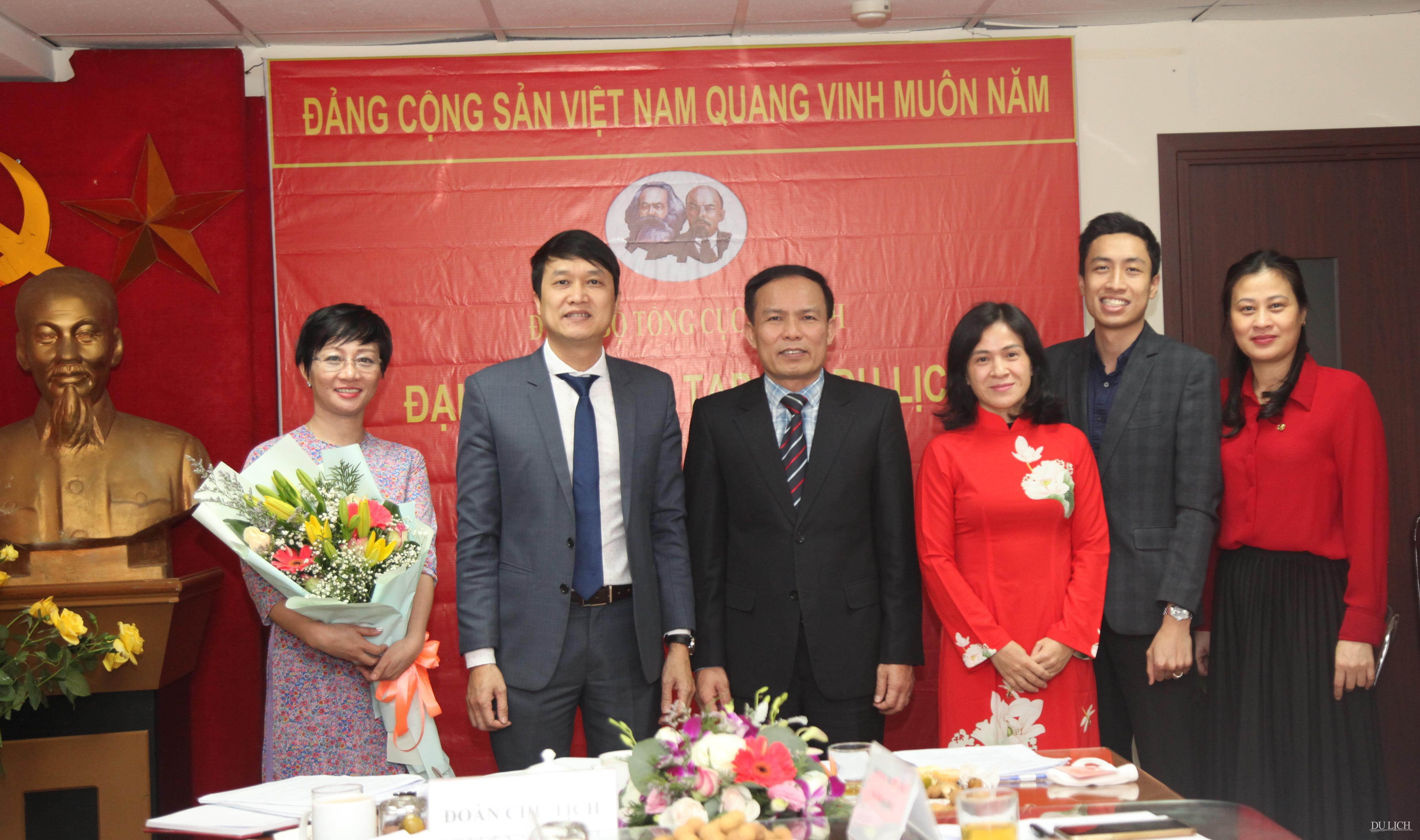 Phó Bí thư thường trực Đảng ủy TCDL Ngô Hoài Chung chúc mừng Ban Chấp hành Chi bộ Tạp chí Du lịch nhiệm kỳ 2020 - 2022 tại Đại hội